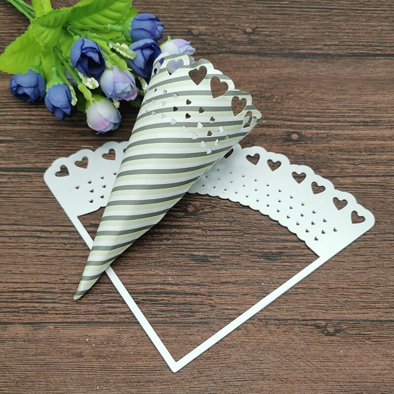 Die Cut Cono con Corazones