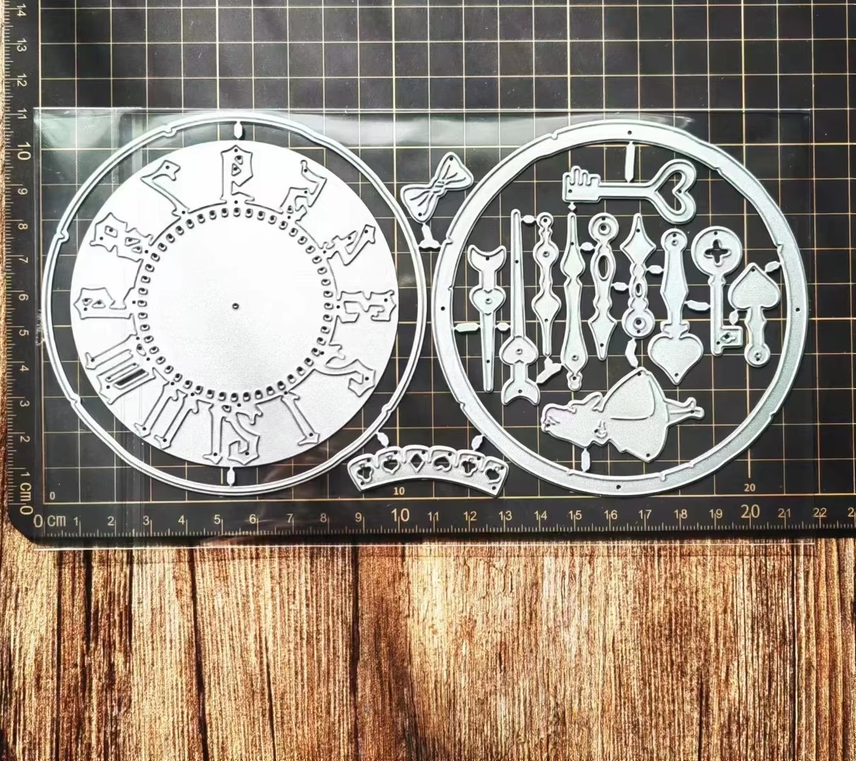 Die Cut Reloj con Agujas y Alicia