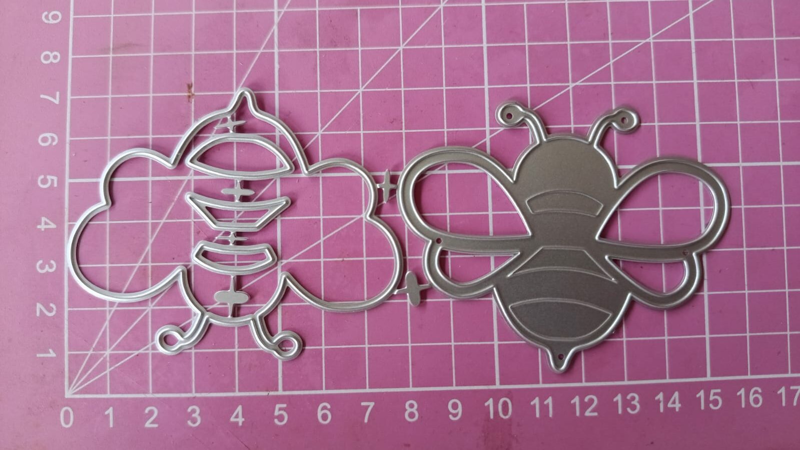 Die Cut Abeja Doble