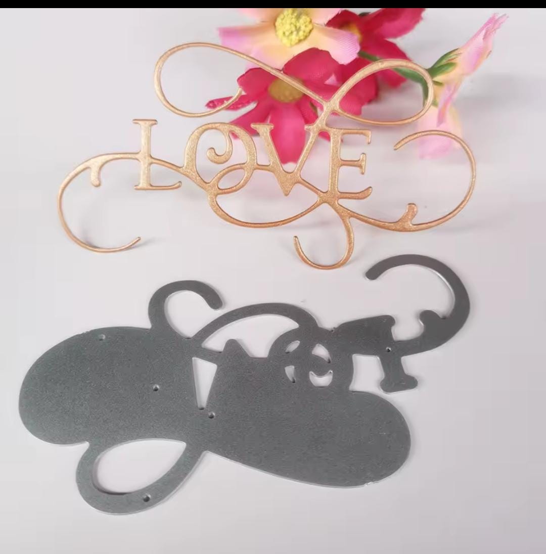 Die Cut Love con Ornamento