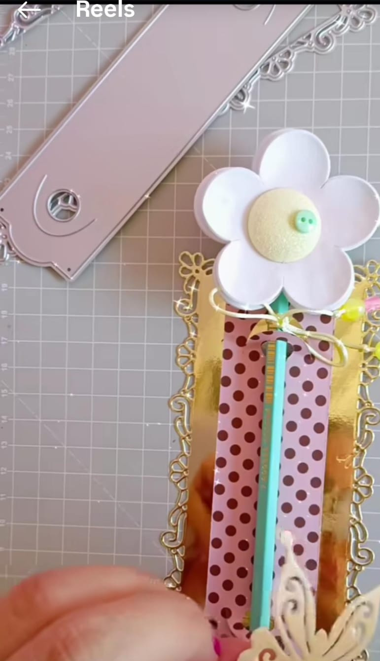 Die Cut Soporte para Lápiz con Fondo