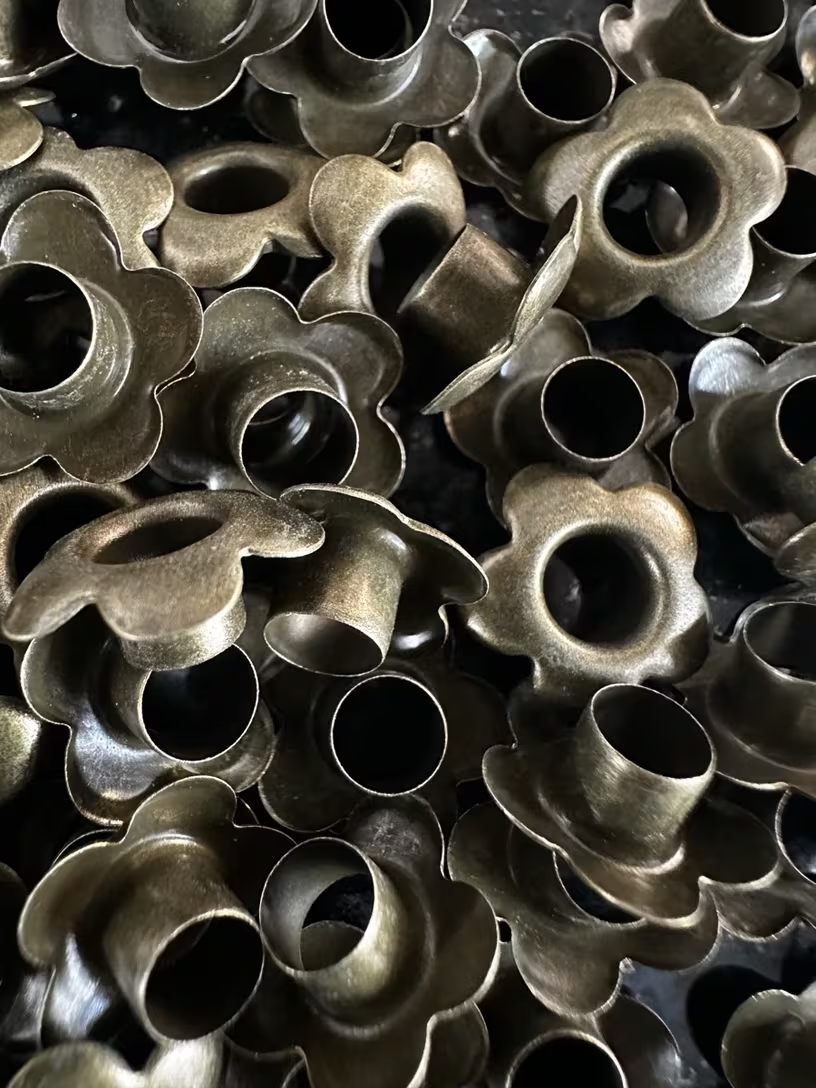 Eyelets Modelo Flor Bronce x 20